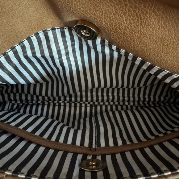 Elegant Tan Quilted Crossbody Bag - Picture 3 of 5